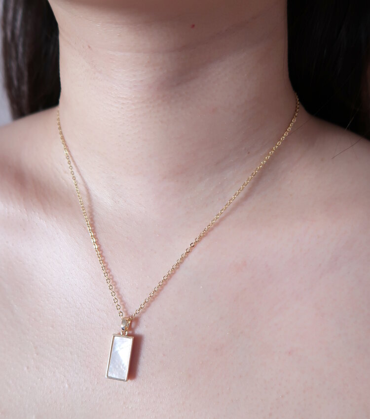 Gold Shell Rectangle Pendant Necklace (Light)